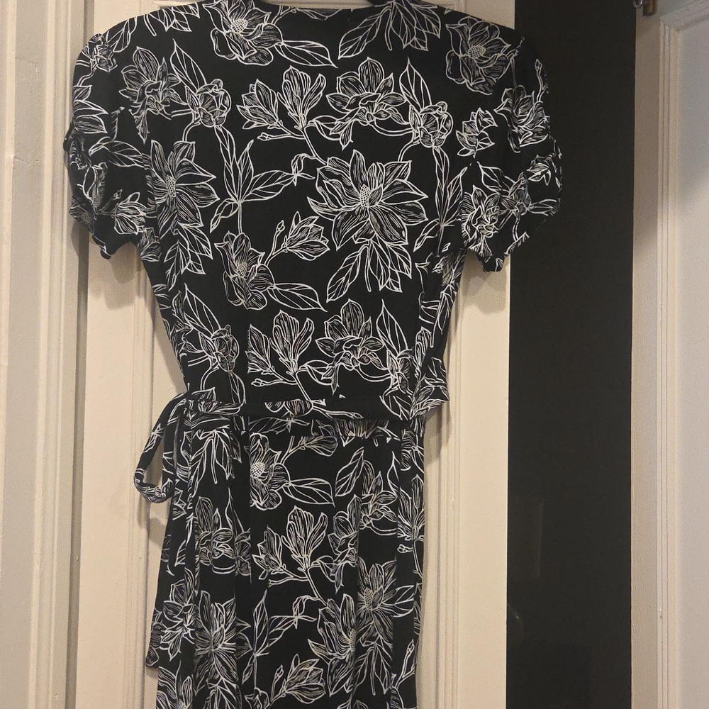 Beautiful, Sustainable, Maxi Wrap Dress In A Black/White Floral Pattern. Size S - Picture 8 of 13